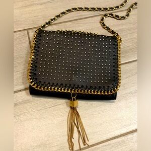 BEBE Black and Gold crossover purse! Good conditions!